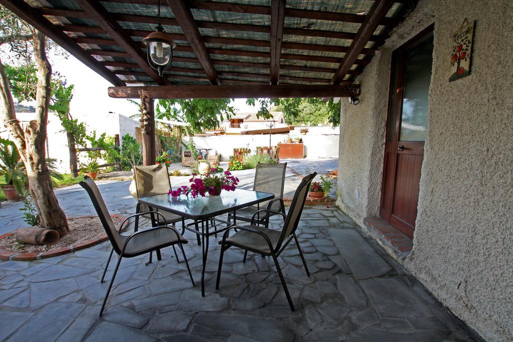 Casa Vacanze Borgo Borghese Sant'Alessio Siculo Ruang foto