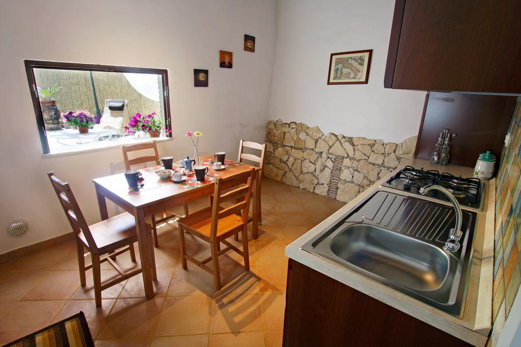 Casa Vacanze Borgo Borghese Sant'Alessio Siculo Ruang foto
